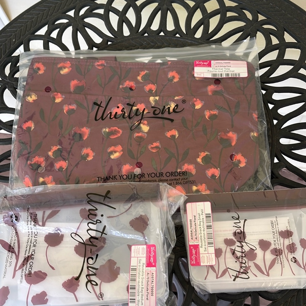 Thirty one thermal tote in delicate floral & 2 reusable snack bags NWT